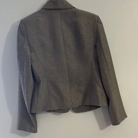 Le Suit Classic Gray Tailored Blazer | Structured Fit Elegant Workwear - Picture 3 of 14